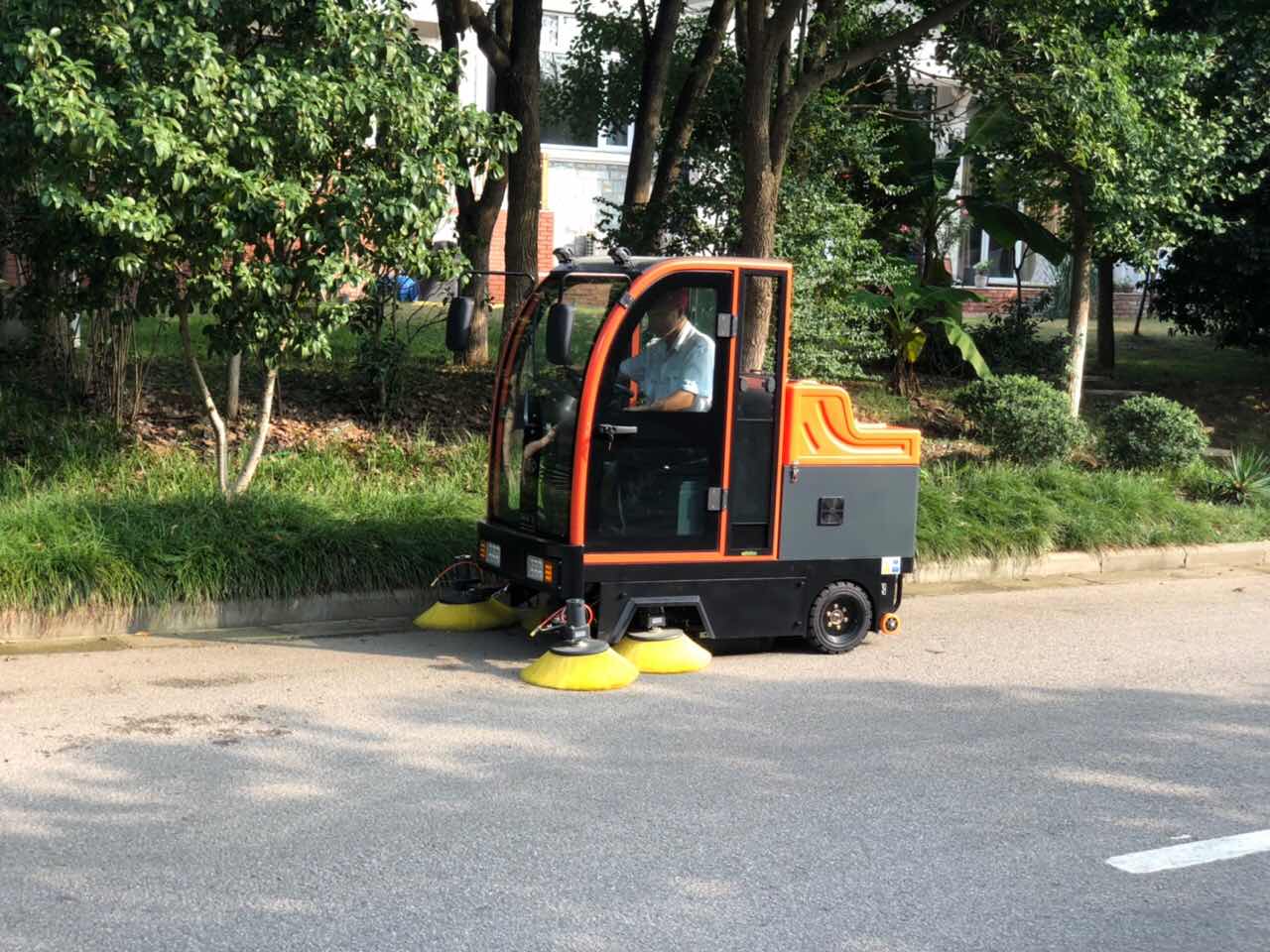小区全关闭驾驶式扫地车